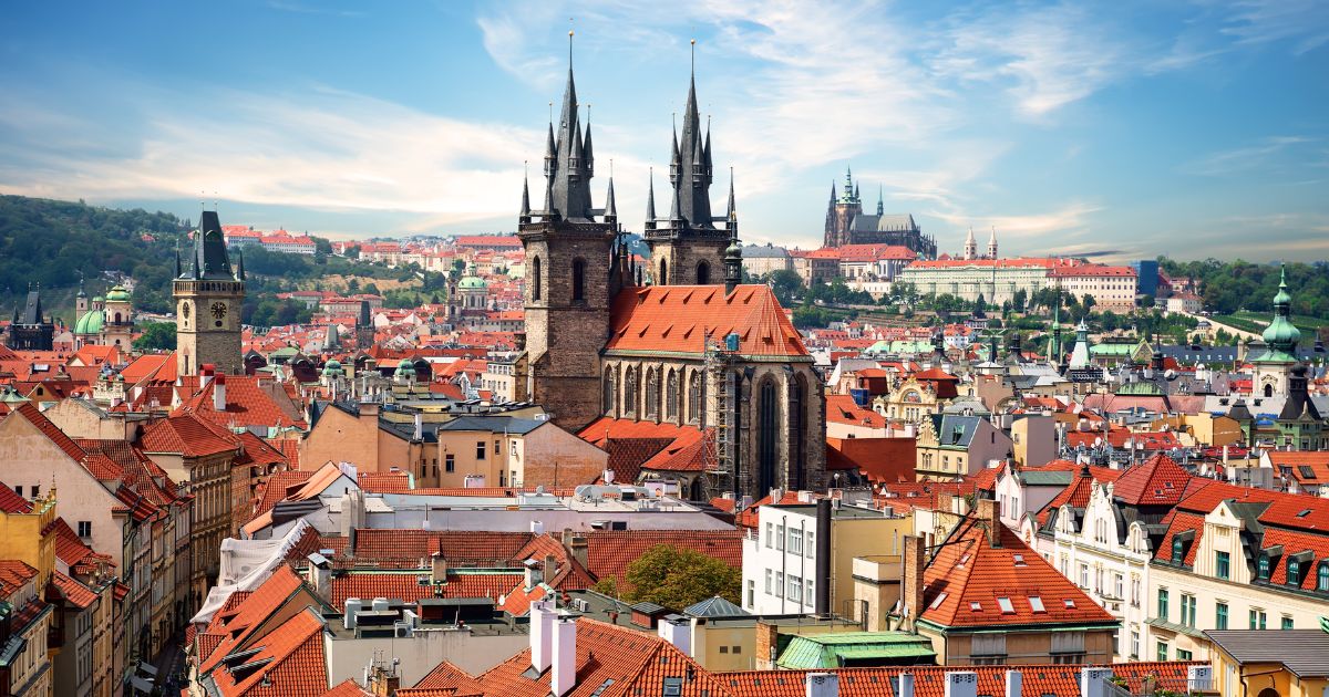 O udržení inflace v přiměřených mezích se stará především centrální banka, v Česku je to Česká národní banka (ČNB).